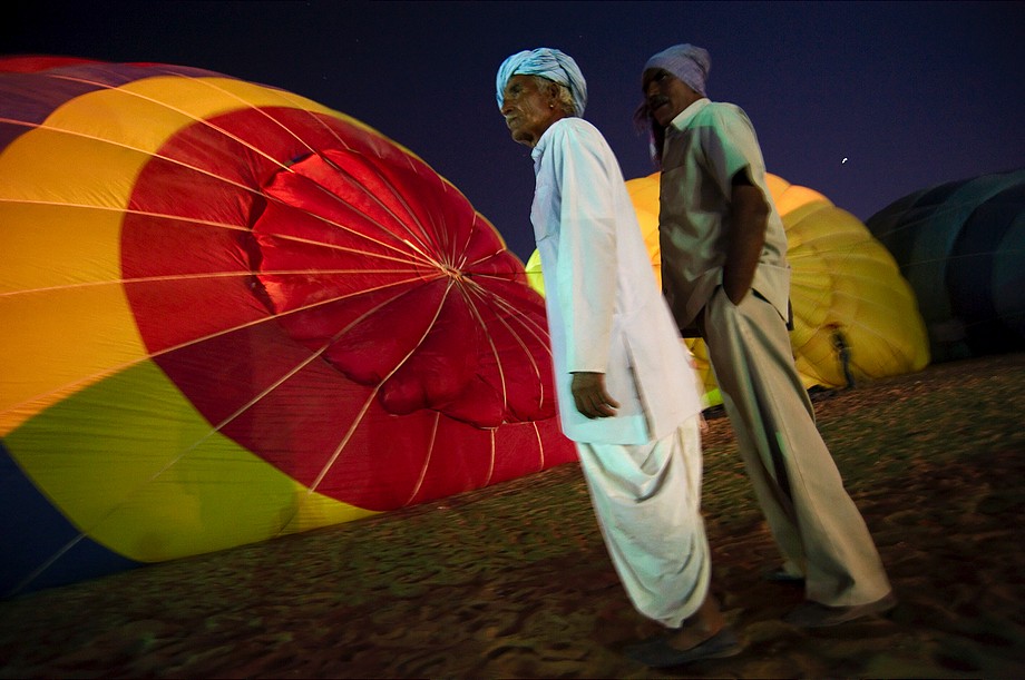 Mężczyźni przypatrują się przygotowaniom balonów do startu (Pushkar Camel Fair)
